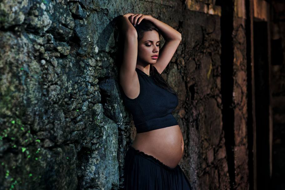 Uno scatto tratto dal Calendario Pirelli del 2013 che ritrae Adriana Lima incinta